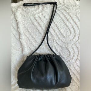 🖤MARCH 3 day sale🖤-Black Leather-like hinge entry crossbody shoulder bag